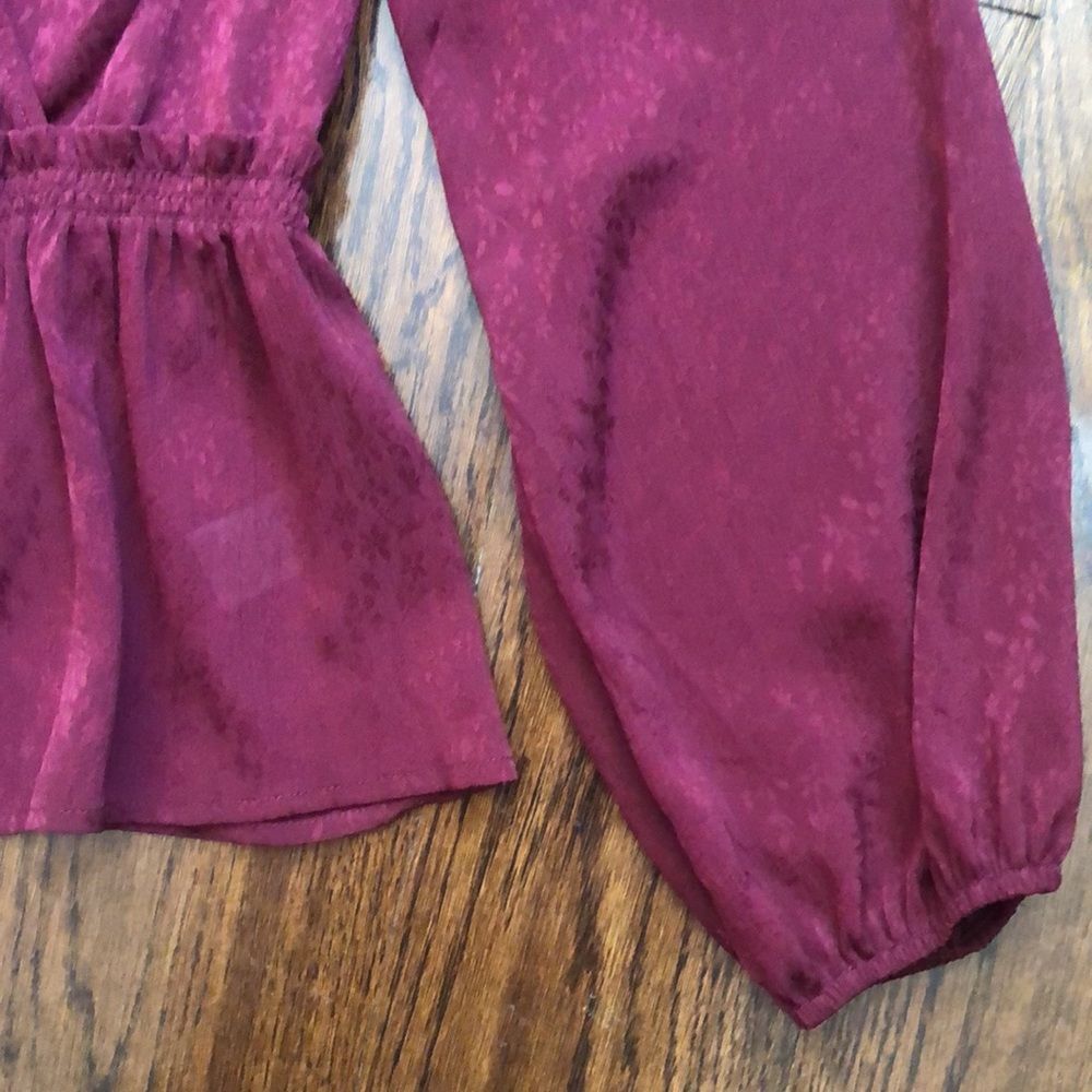 LEITH Women’s Wine Cross Over Stretch Waist Peplum Blouse Elastic Cuffs Sz M NWT - Picture 4 of 11